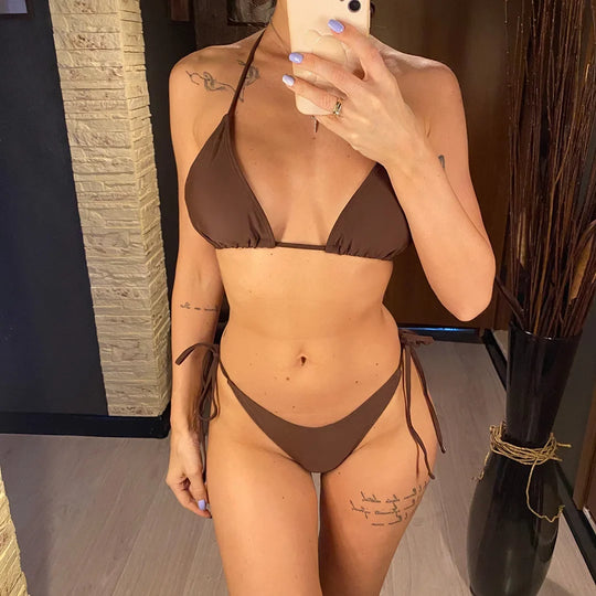 Bikini brésilien tour de cou rembourré uni marron porté de face en selfie, triangle uni et lacets latéraux