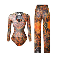 Maillot de bain une pièce manches longues et pantalon orange à motifs noirs, vu de dos à plat avec lien noir au col