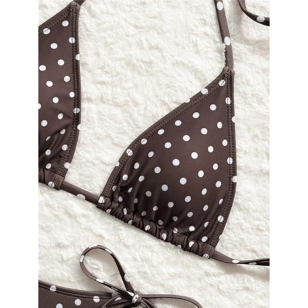 Gros plan sur le haut triangle marron café à pois blancs, bordé d'un liseré et de lacets