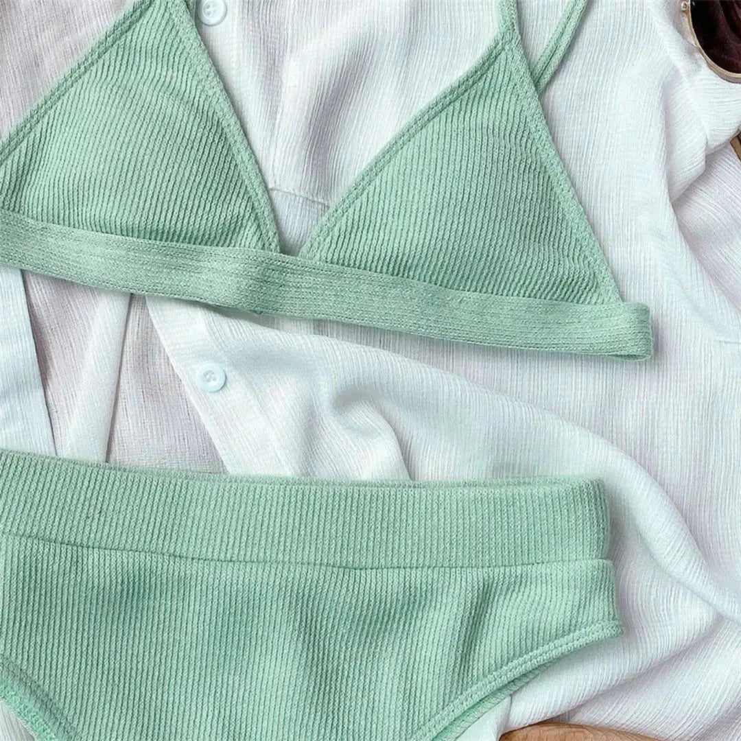 Gros plan sur le haut triangle côtelé vert menthe sans armatures et la ceinture de la culotte taille haute