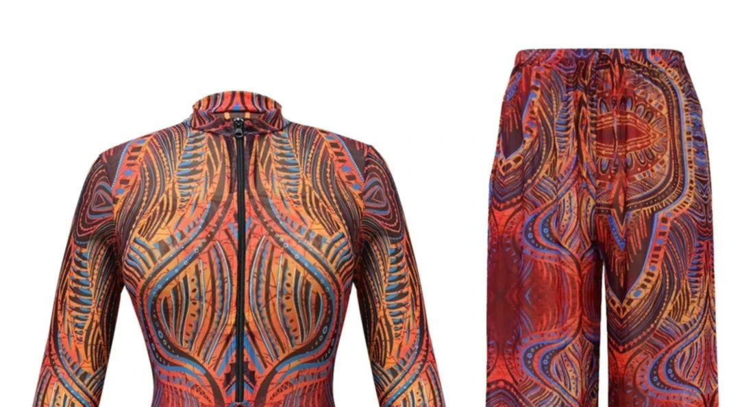 Gros plan sur le haut du maillot une pièce manches longues et pantalon zippé marron et rouge