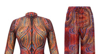 Gros plan sur le haut du maillot une pièce manches longues et pantalon zippé marron et rouge