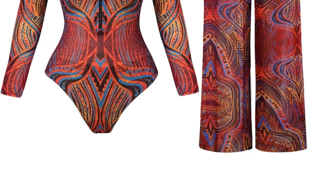 Gros plan sur le bas du maillot une pièce manches longues et pantalon zippé marron et rouge