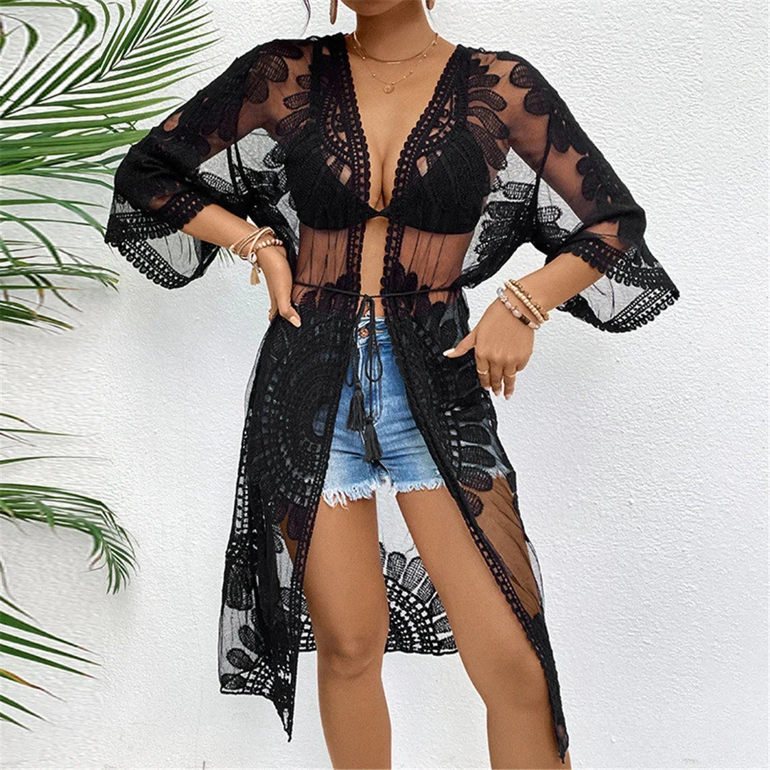 Cardigan de plage brodé en mousseline demi-manches noir porté ouvert sur un short en jean et bikini noir
