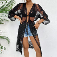Cardigan de plage brodé en mousseline demi-manches noir porté ouvert sur un short en jean et bikini noir