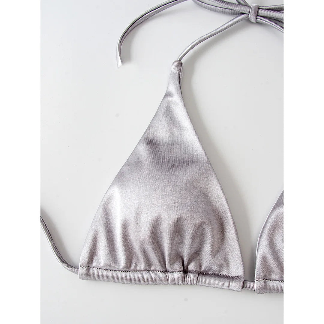 Gros plan sur le triangle du haut en satin gris argenté, bonnet bombé et bord inférieur élastique