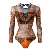 Maillot une pièce manches longues orange à motifs ethniques vu de face sans paréo, posé à plat sur fond blanc