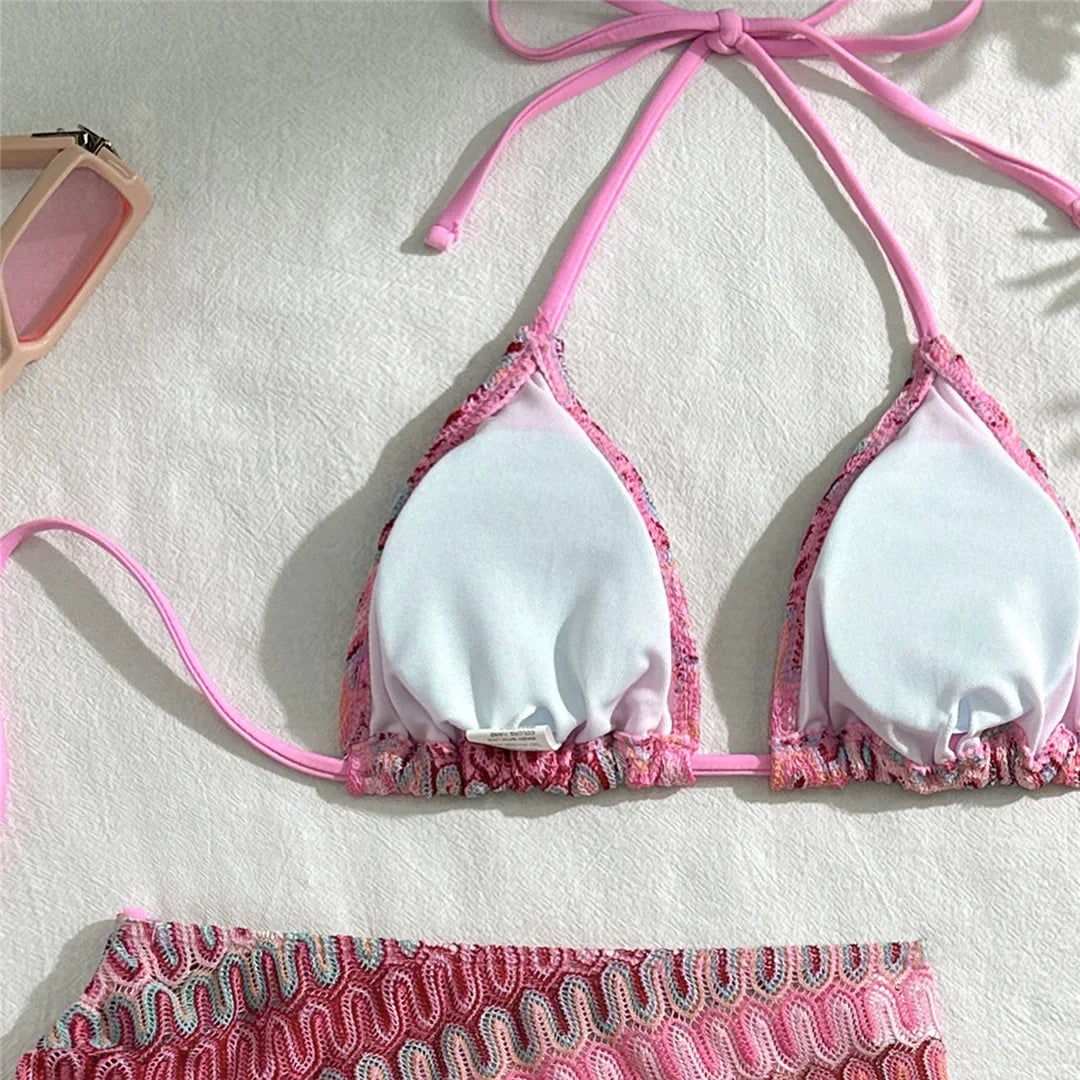 Gros plan sur l’intérieur du haut rose vif, doublure blanche visible sous le motif crocheté ondulé