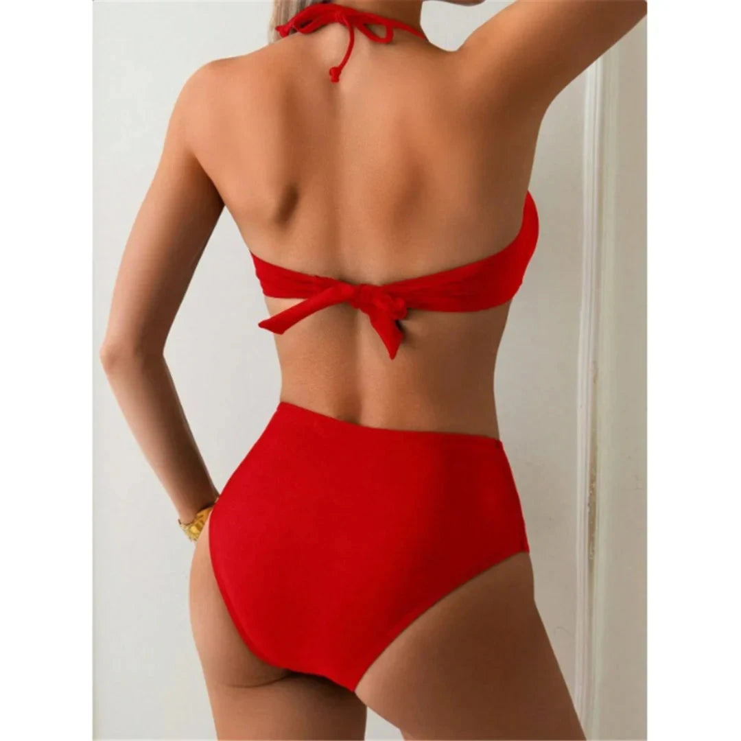 Bikini taille haute tour de cou à anneau métallique rouge vu de dos, bretelles nouées dans le dos et taille haute