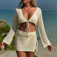 Ensemble de plage deux pièces crochet manches longues beige, top à lacets et mini-jupe à cordons, face à la mer