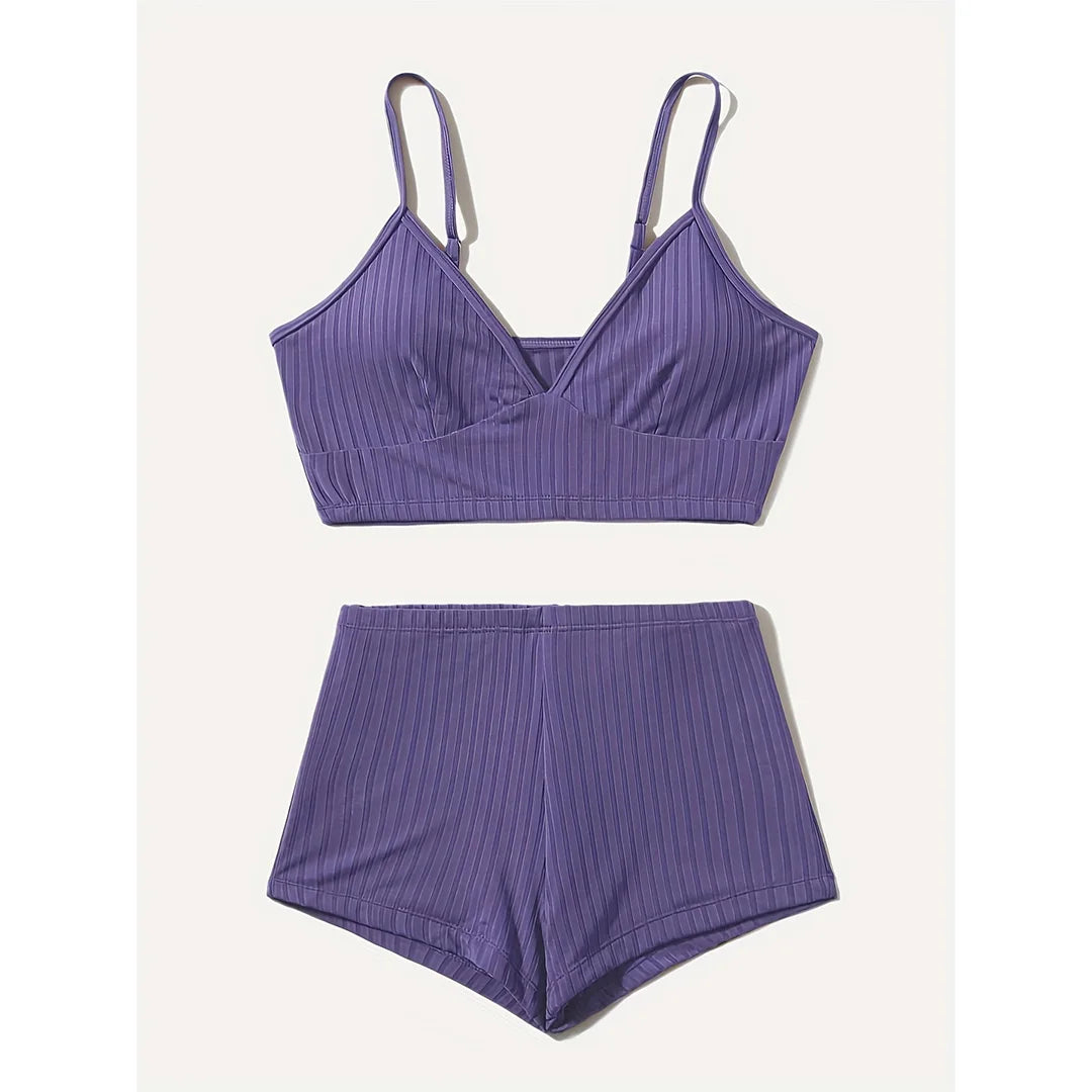 Bikini côtelé taille haute avec bas short violet posé à plat sur fond blanc, haut brassière et short côtelé