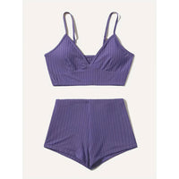 Bikini côtelé taille haute avec bas short violet posé à plat sur fond blanc, haut brassière et short côtelé