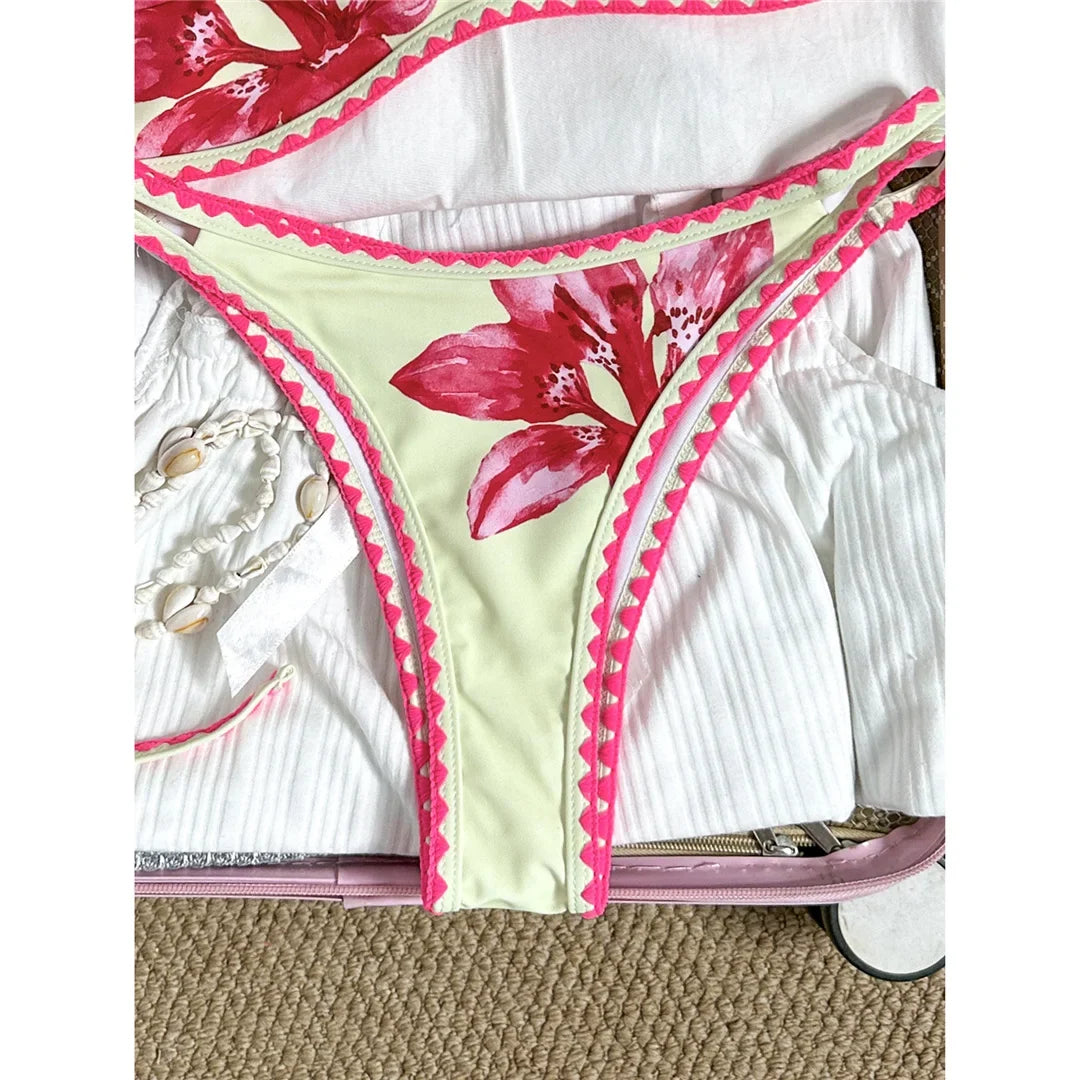 Bikini brésilien triangle imprimé fleuri beige, gros plan sur la culotte et son bord festonné rose vif