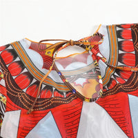 Gros plan sur le haut du maillot à manches longues, lanière brune nouée au col et motifs rouges et orange