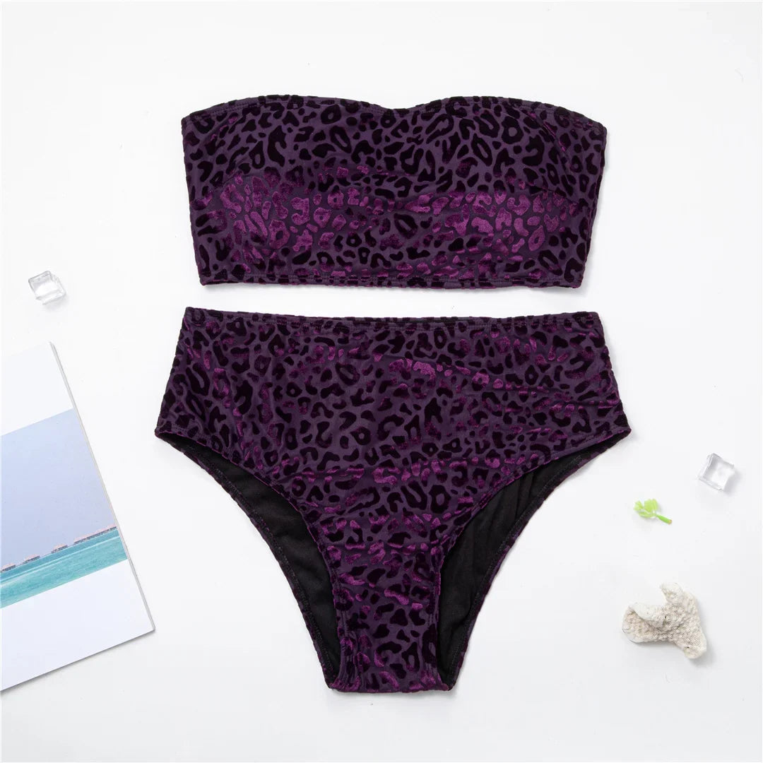 Bikini grande taille imprimé léopard à taille haute violet posé à plat sur fond blanc, haut bandeau et bas taille haute