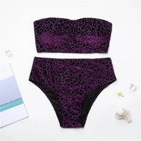 Bikini grande taille imprimé léopard à taille haute violet posé à plat sur fond blanc, haut bandeau et bas taille haute