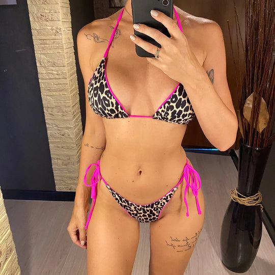 Bikini brésilien tour de cou sans armatures imprimé léopard noir et beige à liseré rose porté de face, lacets noués