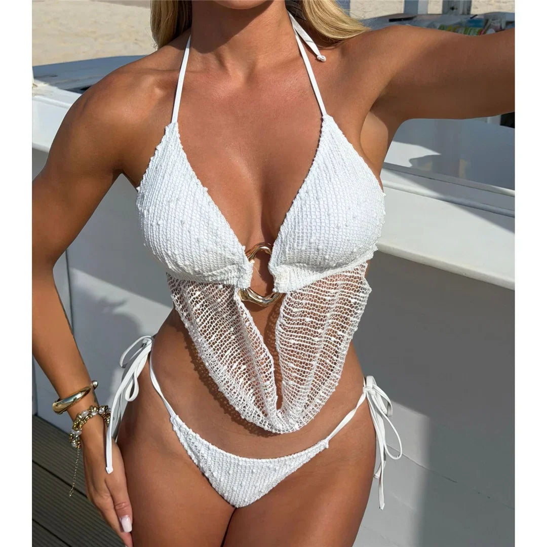 Bikini tour de cou à découpes et lanières blanc porté de face par une femme sur un ponton, anneau doré au centre du haut
