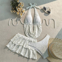 Maillot de bain trois pièces tankini avec jupe texturé blanc posé à plat avec bouquet de marguerites et lunettes