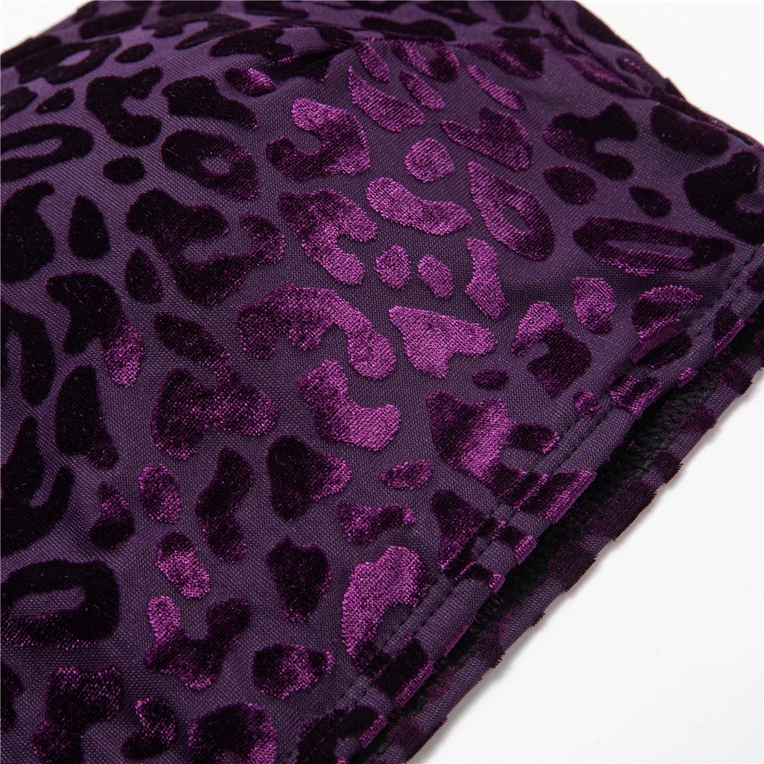 Gros plan sur le motif léopard violet et noir en relief du bikini grande taille, tissu fin à l'effet velouté