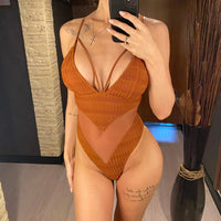 Maillot de bain une pièce échancré col V marron café porté de face devant un miroir, bretelles croisées et filet