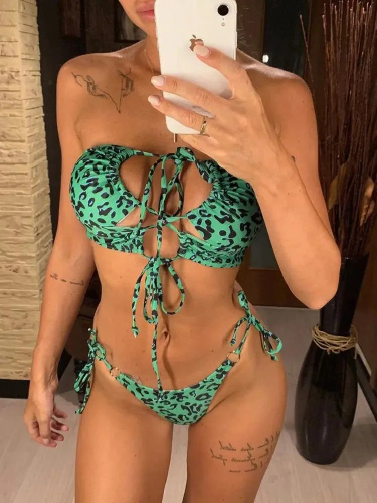 Bikini tour de cou léopard vert à lacets porté de face, haut à découpe et nœuds devant, bas noué sur les côtés