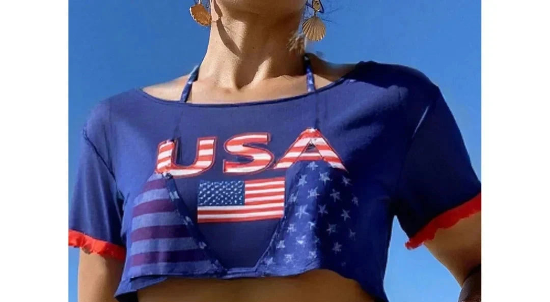Gros plan sur le haut du maillot trois pièces crop top drapeau USA bleu blanc rouge