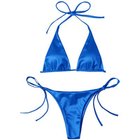 Bikini brésilien satiné bleu posé à plat sur fond blanc, haut triangle à bretelles de cou et bas à lacets latéraux