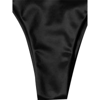 Gros plan sur le bas noir satiné, coupe échancrée et tissu brillant tendu au centre