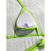 Gros plan sur l'intérieur blanc du triangle vert fluo, bordure verte et petite ouverture au centre
