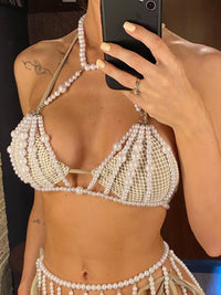 Haut de plage à perles ajouré tour de cou blanc porté de face en selfie au miroir, rangs de perles sur le buste et le ventre