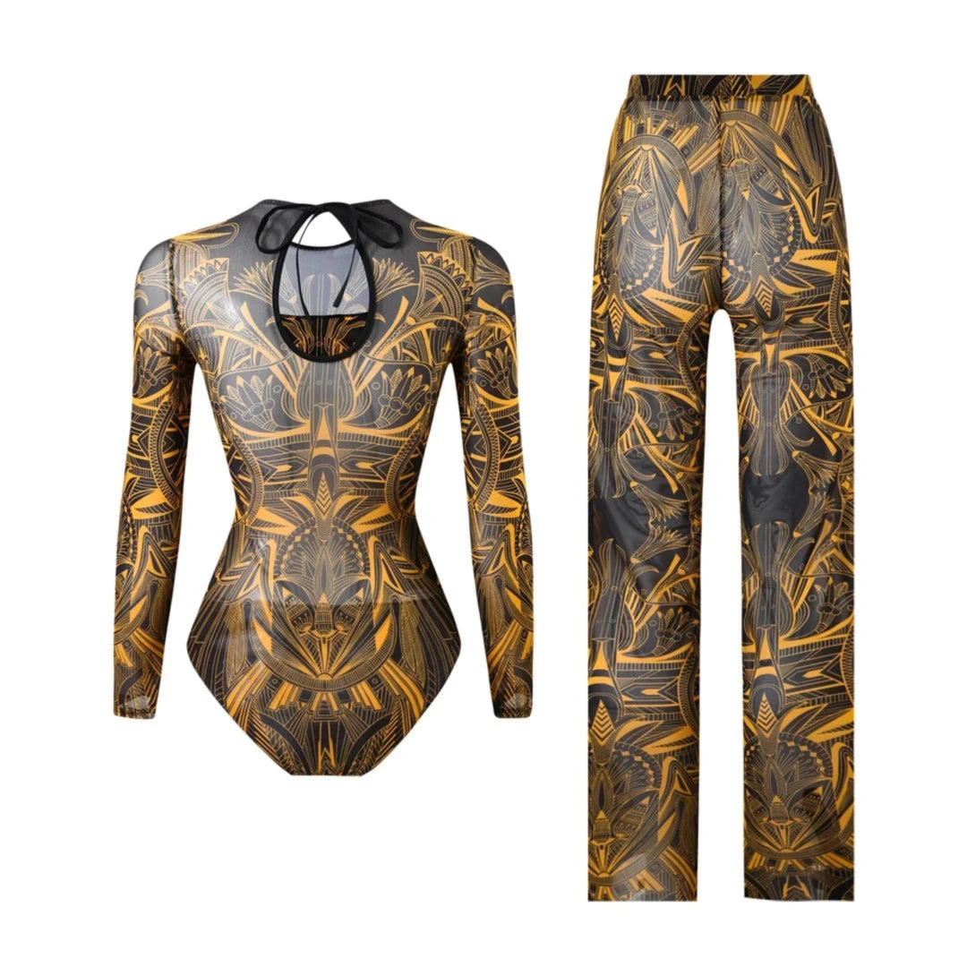 Maillot de bain une pièce manches longues et pantalon jaune à motifs dorés, col à lien noir visible sur le buste