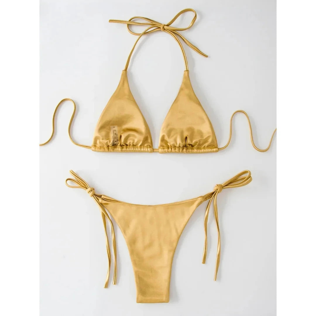 Gros plan sur un lacet de nouage latéral d'un bas de bikini brésilien, fine lanière qui pend le long de la hanche