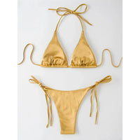 Gros plan sur un lacet de nouage latéral d'un bas de bikini brésilien, fine lanière qui pend le long de la hanche
