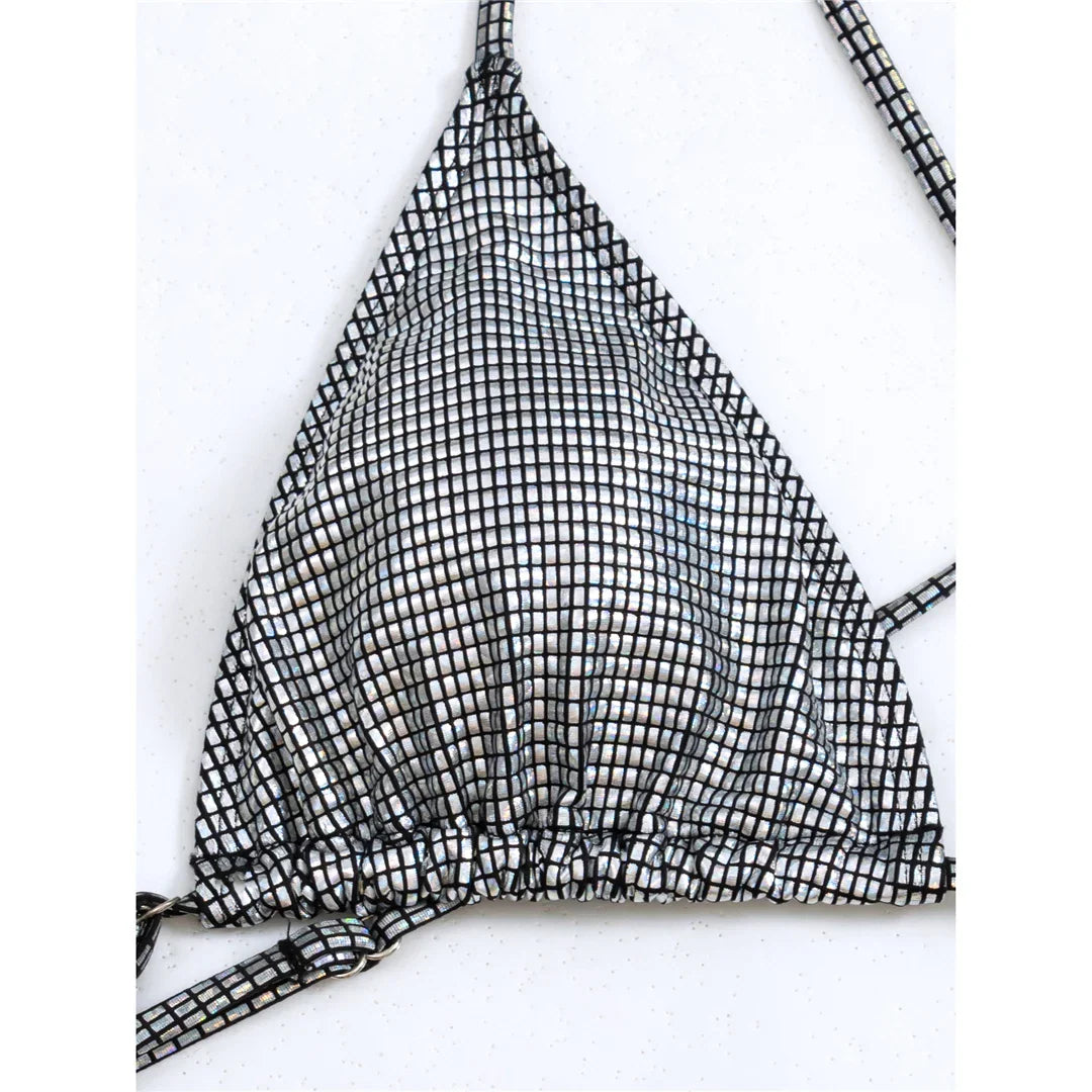 Gros plan sur le bonnet triangle argenté à motif quadrillé du maillot, fines bretelles et élastique au bas