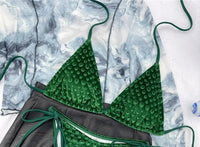 Gros plan sur le haut du bikini sans armatures tour de cou velours gaufré vert forêt