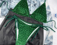 Détail de la matière et des finitions du bikini sans armatures tour de cou velours gaufré vert forêt