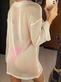 Tunique blanc cassé en mesh vue de dos sur une femme dans un vestiaire, manches longues et col rond