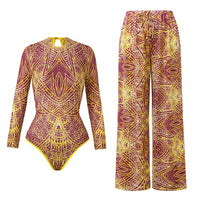 Maillot une pièce à manches longues et pantalon large assorti, motifs jaunes et violets, vu de face à plat