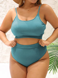 Bikini deux pièces grande taille côtelé taille haute bleu gris porté de face, plan rapproché, mains posées sur la taille