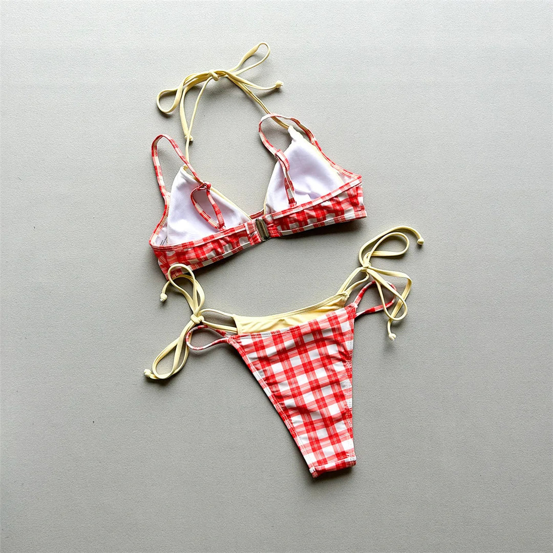 Bikini triangle à carreaux rouge et blanc avec lacets beiges, posé à plat sur fond gris