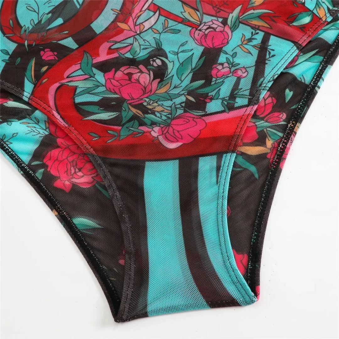 Gros plan sur la culotte du body en mesh, motif rouge et turquoise mêlé à des fleurs roses, taille haute