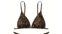 Gros plan sur le haut du bikini brésilien léopard triangle sans armatures doublure noire