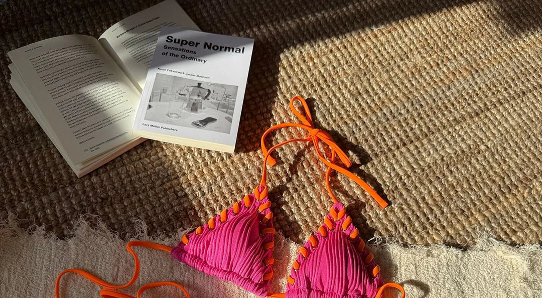 Gros plan sur le haut du bikini triangle côtelé tour de cou à lacets rose fuchsia