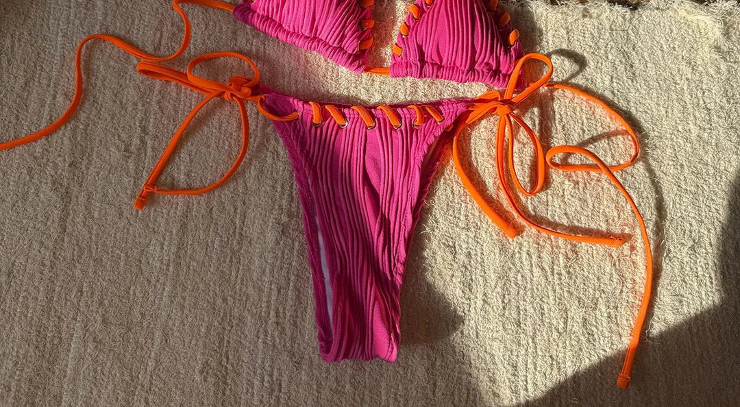 Gros plan sur le bas du bikini triangle côtelé tour de cou à lacets rose fuchsia