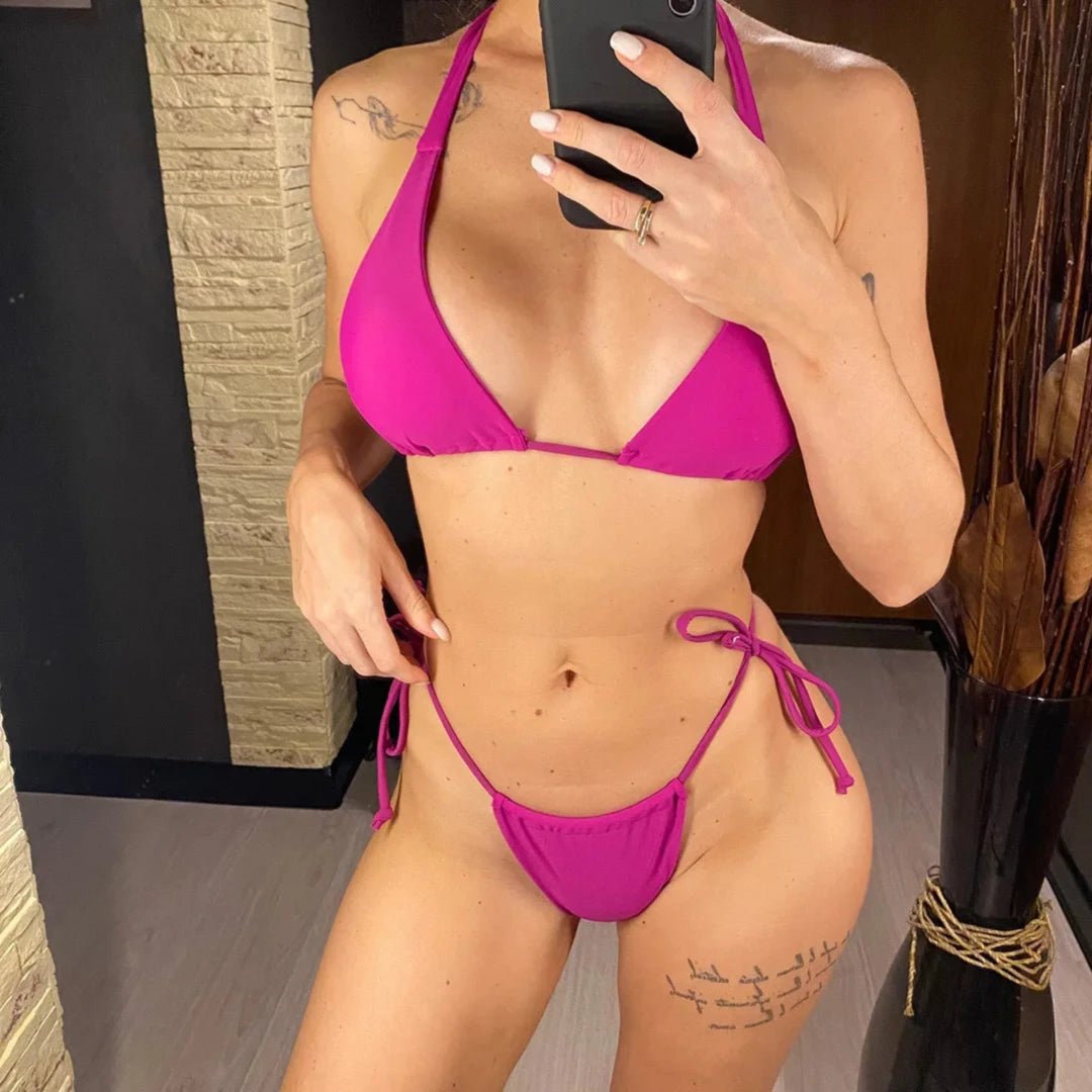 Bikini string mini tour de cou taille basse rouge et violet fuchsia porté de face en selfie, lacets noués sur les côtés