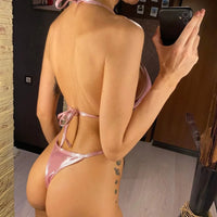 Bikini tour de cou et bas string en similicuir rose vif porté de dos, lien noué dans le dos et string échancré