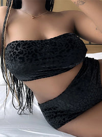 Bikini grande taille imprimé léopard à taille haute noir porté de face sur un lit blanc, bandeau et taille haute