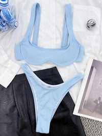 Bikini à armatures brésilien détail en V bleu clair à plat avec bouteilles et magazine, bretelles larges