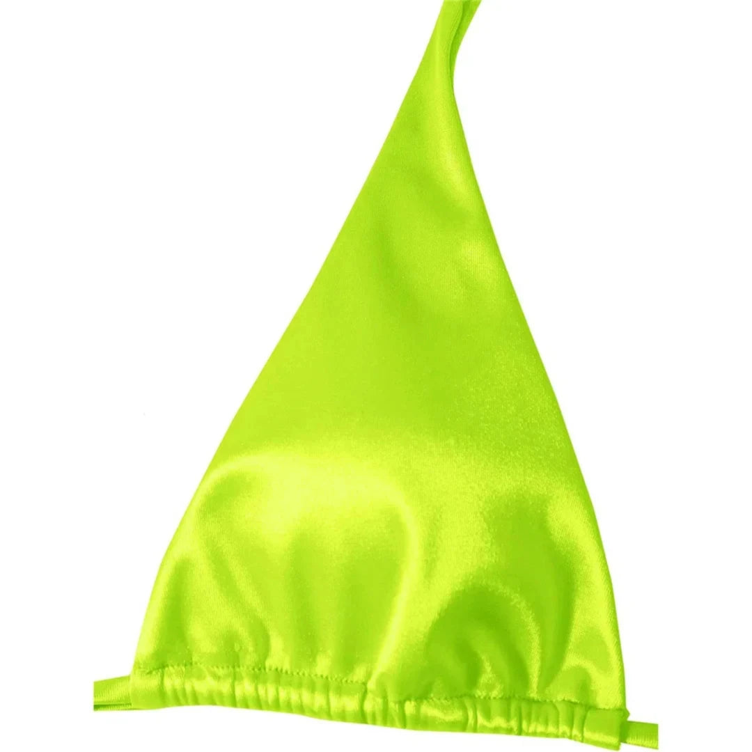 Gros plan sur le triangle satiné jaune fluo et sa bordure élastiquée froncée, liens fins